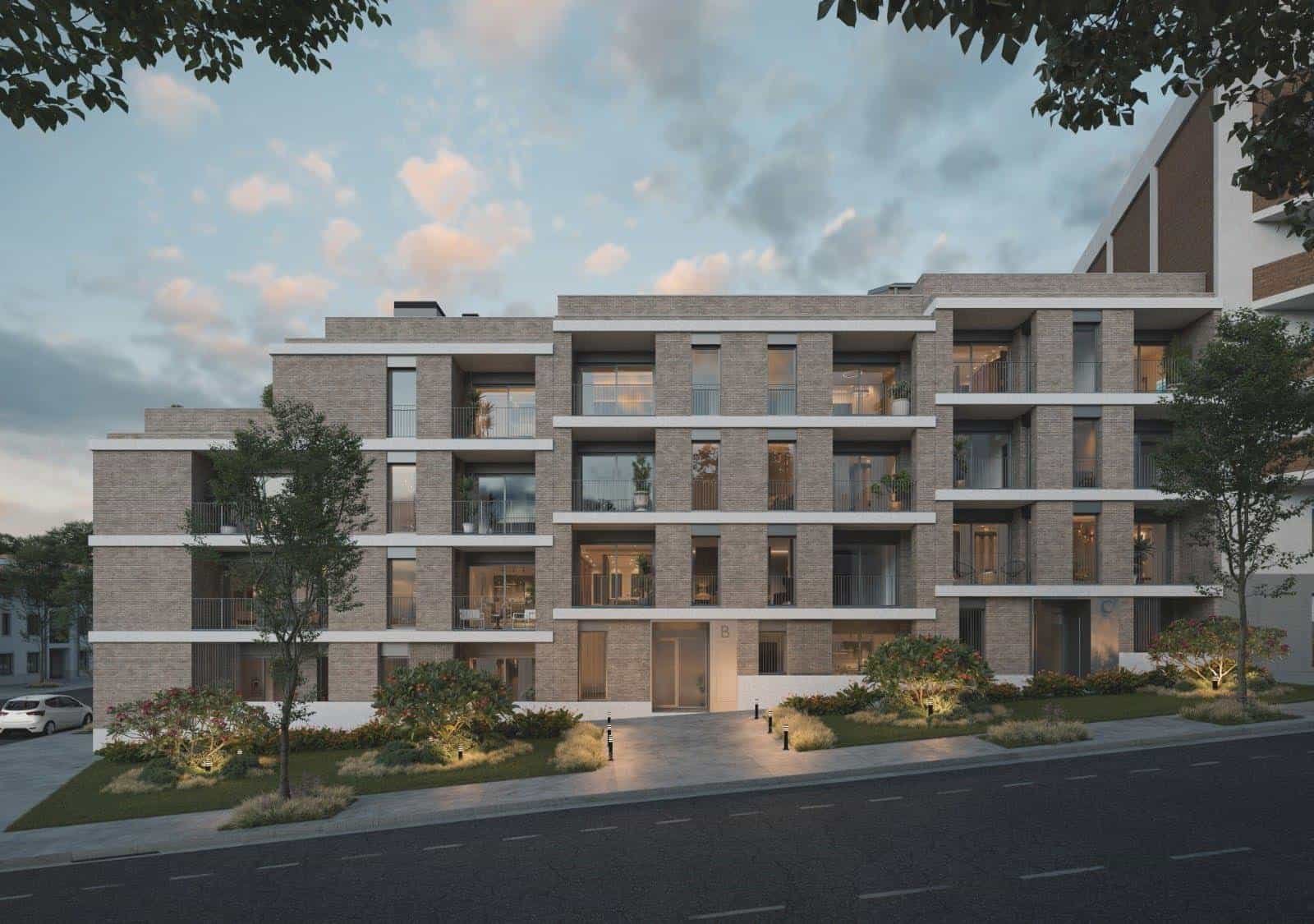 Façana d'obra nova amb balcons i revestiment ceràmic a Palau-solità i Plegamans