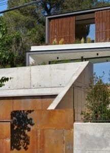 Volumetria contemporània d’habitatge unifamiliar d’obra nova