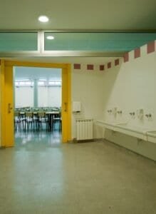 Arquitectura funcional Carmelites: rentamans i entrada a menjador comunitari.