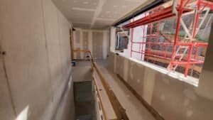 Interior en construcció amb paret de formigó