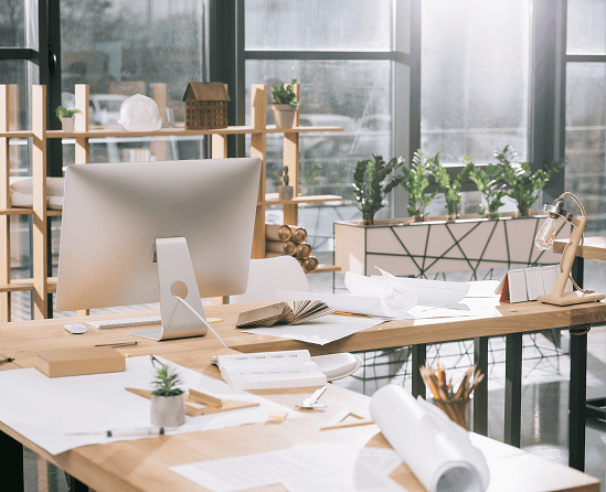 Despatx d’arquitectura amb plans, maqueta i material de treball sobre la taula