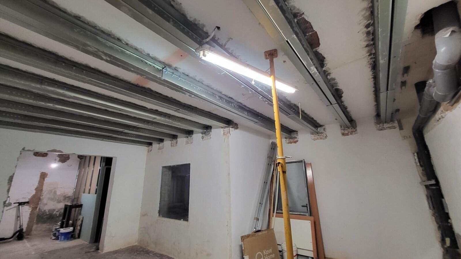 Reforç estructural interior amb bigues metàl·liques i apeus en procés de rehabilitació