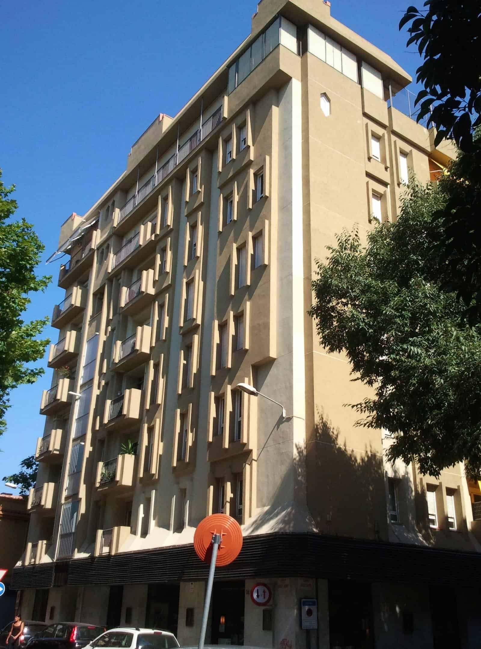 Rehabilitació integral d'edifici amb façana de pedra i volum contemporani