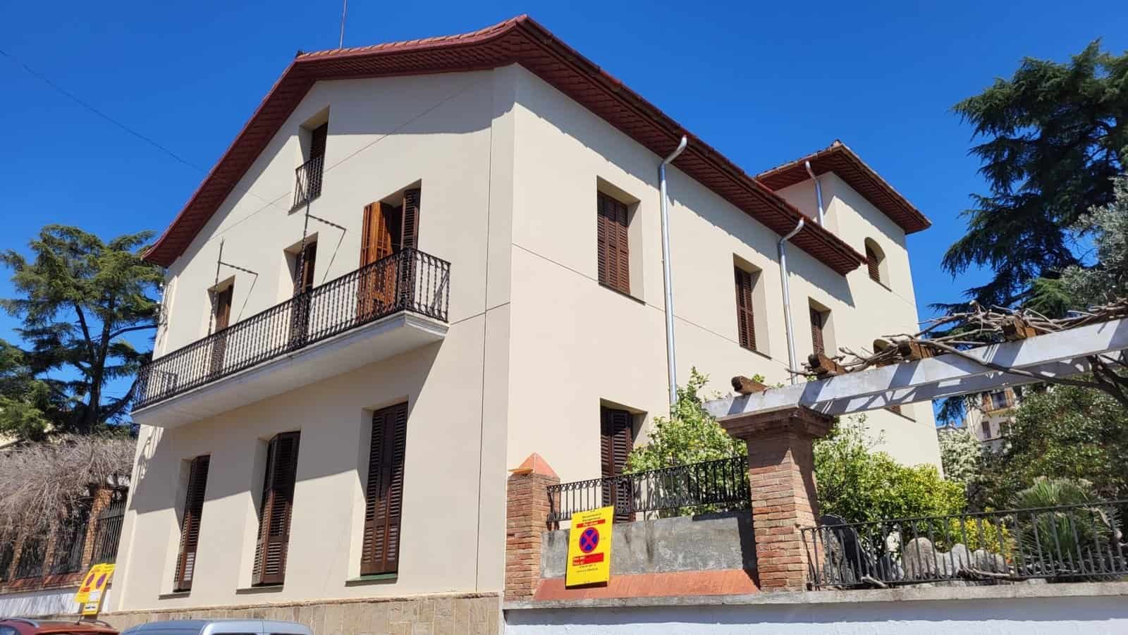 Rehabilitació d'habitatge unifamiliar amb façana renovada i acabats tradicionals