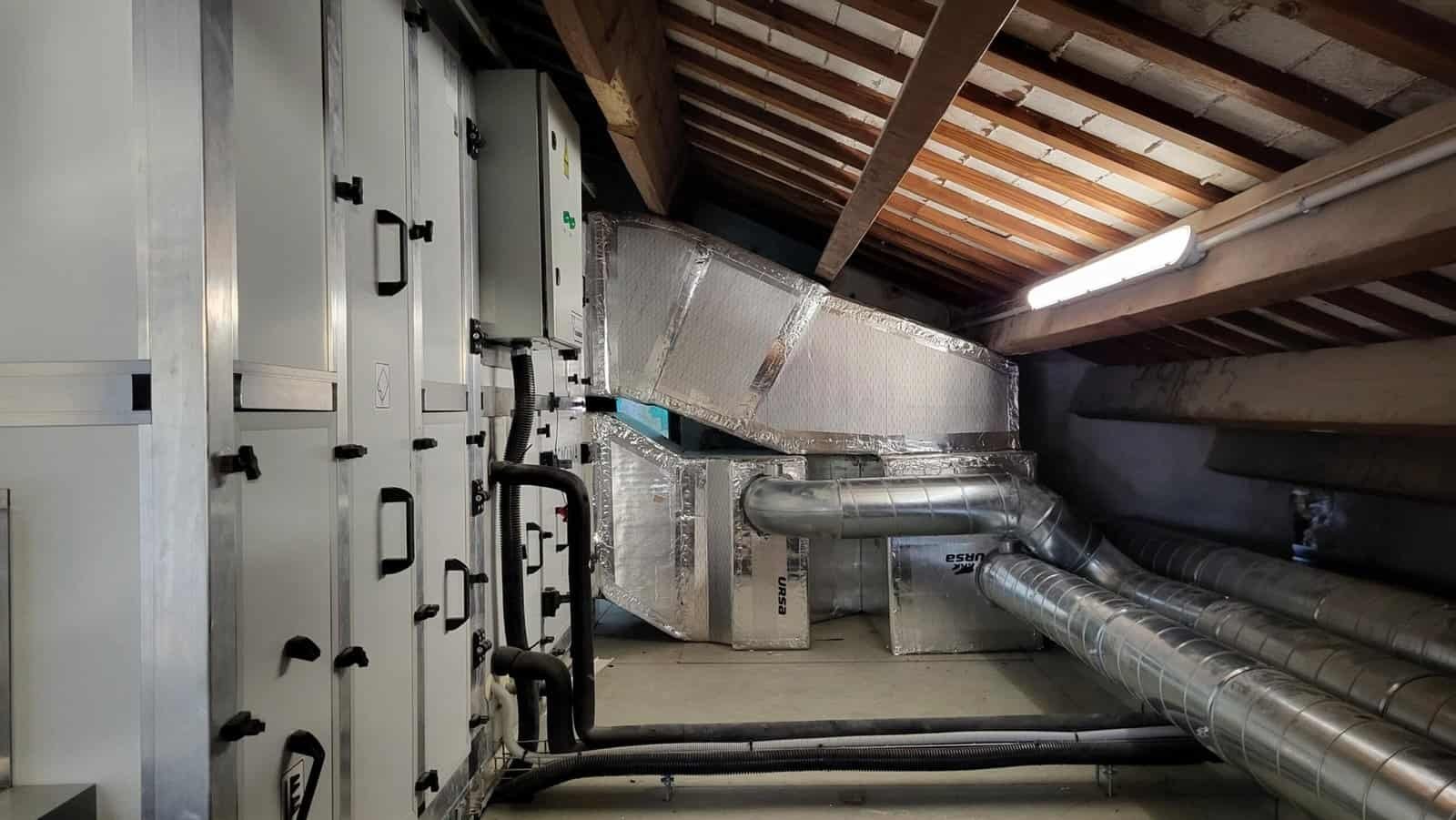 Instal·lacions tècniques en coberta amb sistema de ventilació i climatització en edifici rehabilitat